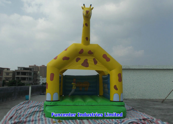 Les jouets extérieurs gonflables de girafe jaune font sauter piquer sûr de château d'aiguille pleine d'entrain de double
