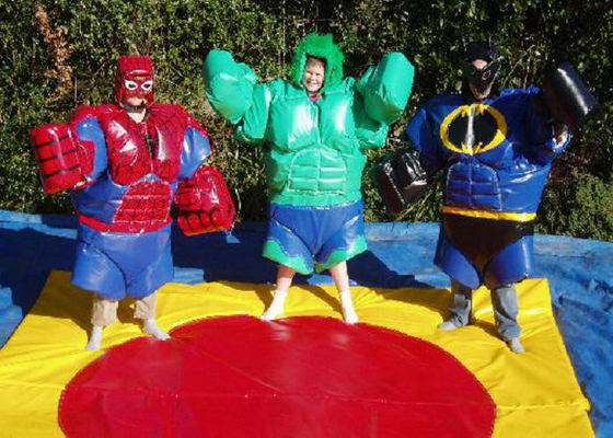 Superman formant les jeux interactifs adaptés aux besoins du client par costumes d'adultes de couleur de lutte de sumo