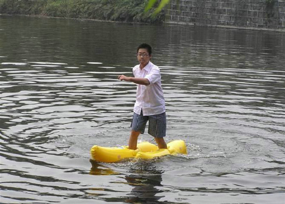 La marche sur l'eau gonflable de l'eau joue Nice les jeux de chaussure de jaune d'aspect