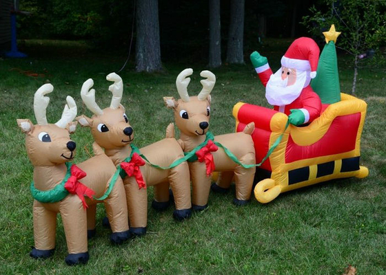 Décorations gonflables de vacances du père noël avec à deux lignes de rennes piquées