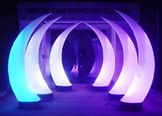 Les klaxons formés allument à deux lignes d'Inflatables piqué pour la représentation d'étape