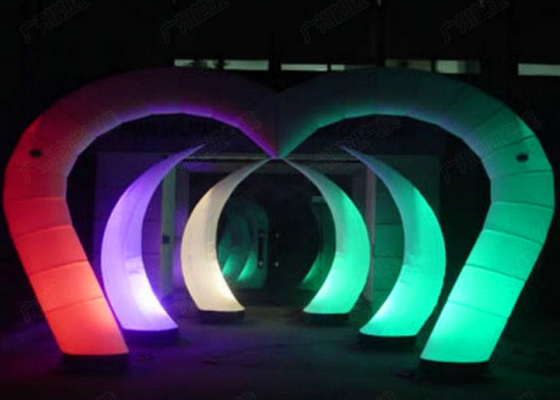 Les klaxons formés allument à deux lignes d'Inflatables piqué pour la représentation d'étape
