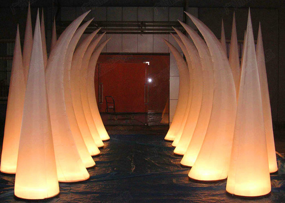 Les klaxons formés allument à deux lignes d'Inflatables piqué pour la représentation d'étape