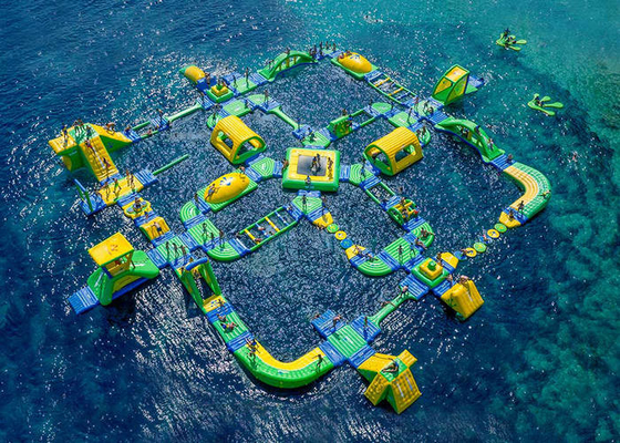 Le parc aquatique gonflable classé énorme vert/jaune a imprimé pour le terrain de jeu d'océan