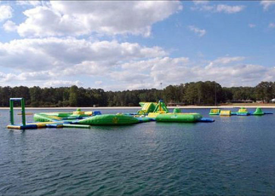 Le parc aquatique gonflable classé énorme vert/jaune a imprimé pour le terrain de jeu d'océan