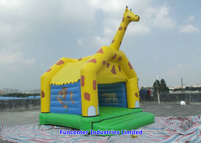 Les jouets extérieurs gonflables de girafe jaune font sauter piquer sûr de château d'aiguille pleine d'entrain de double