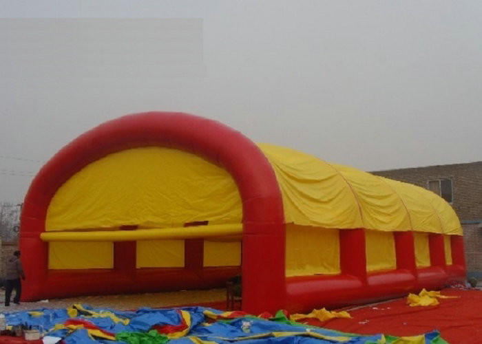 Faites la fête la grande impression gonflable de logo de tente d'événement avec le ventilateur de la tension 110V/220V