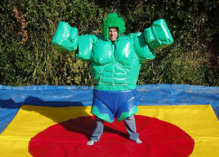 Superman formant les jeux interactifs adaptés aux besoins du client par costumes d'adultes de couleur de lutte de sumo