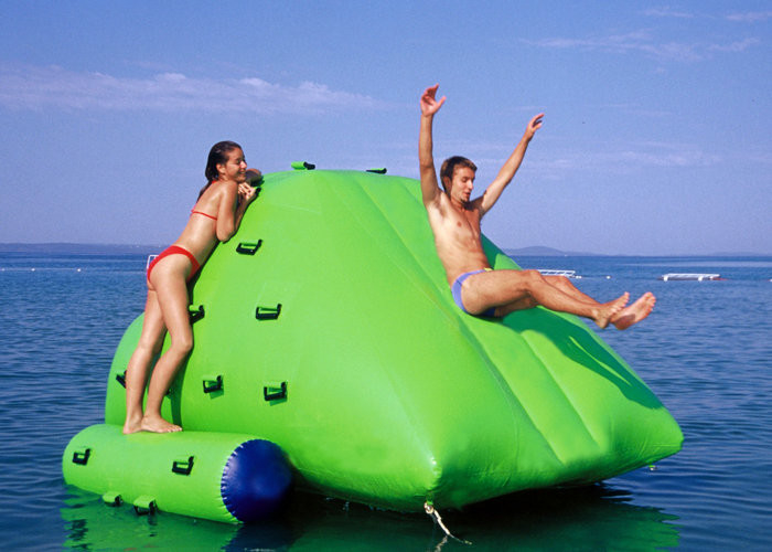 Coffre-fort gonflable coloré de taille adapté aux besoins du client par 4.5m de l'iceberg 3m pour le jeu d'amusement