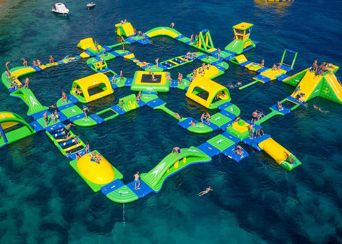 Le parc aquatique gonflable classé énorme vert/jaune a imprimé pour le terrain de jeu d'océan